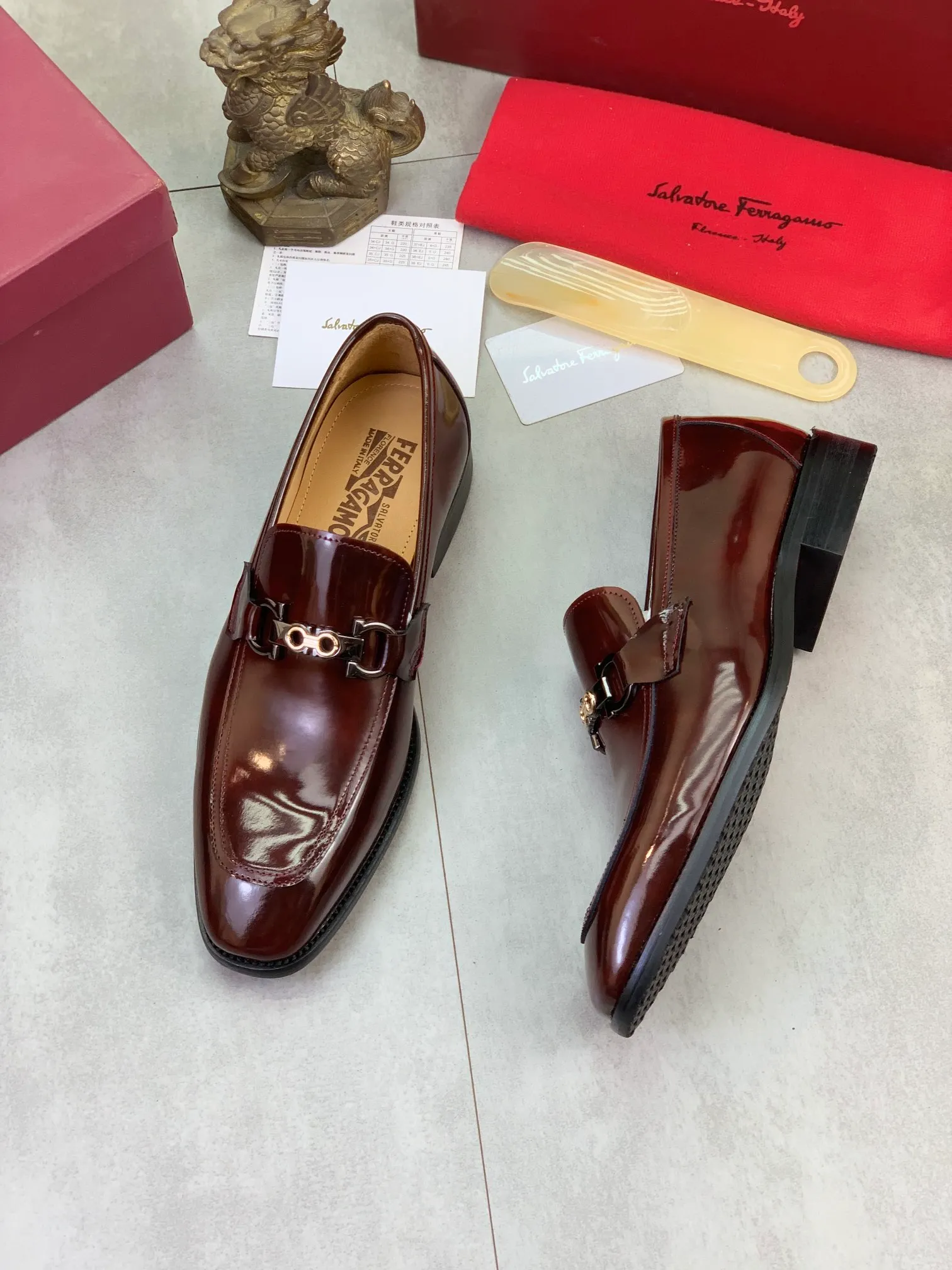 Men's Men's Shoes 💰P460💰[New Style] Water-dyed Niuli 🆘[Salvatore Ferragamo] Ferragamo's latest casual business leather shoes for men! Available at counters simultaneously! The fabric is made of specially imported original open-edge beaded calfskin, and the interior is made of imported water-dyed cowhide. It is absolutely luxurious and leads the fashion trend. Matching code: 38-47 black and burgundy optional